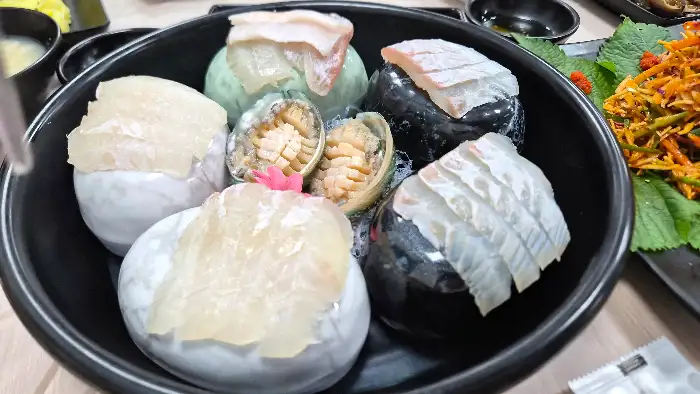 큼직한 전복과 신선한 회