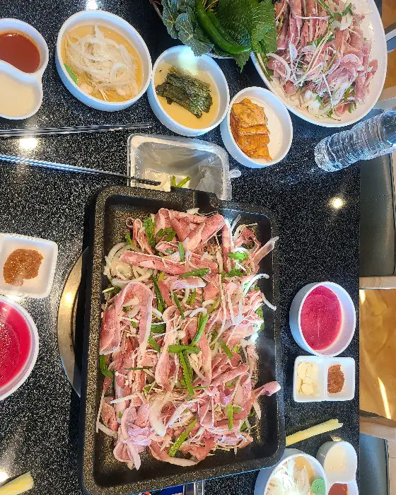 테이블 위의 여러 음식과 음료