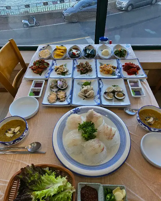 푸짐한 스키다시와 함께 나온 홍게라면
