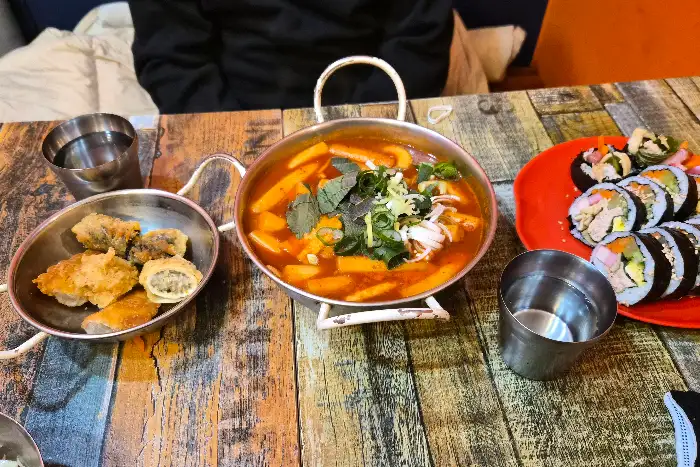 떡볶이, 김밥, 튀김이 함께 나온 모습