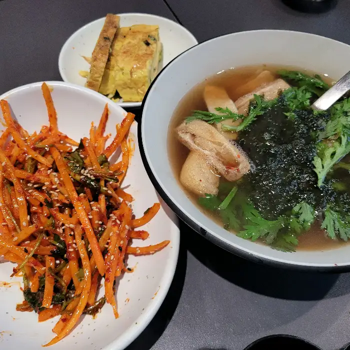 함께 나온 따뜻한 어묵 국물
