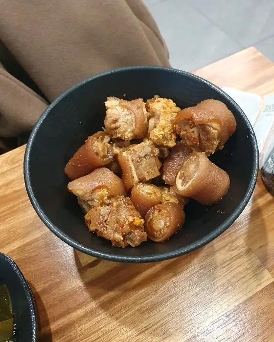 한 그릇 가득 담긴 꼬들꼬들한 꼬랑지 요리