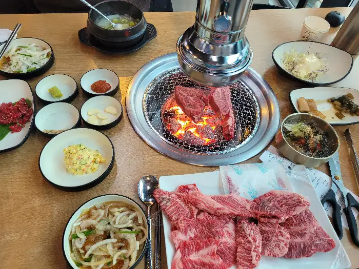 테이블 가득 차려진 푸짐한 소고기 식사 상차림