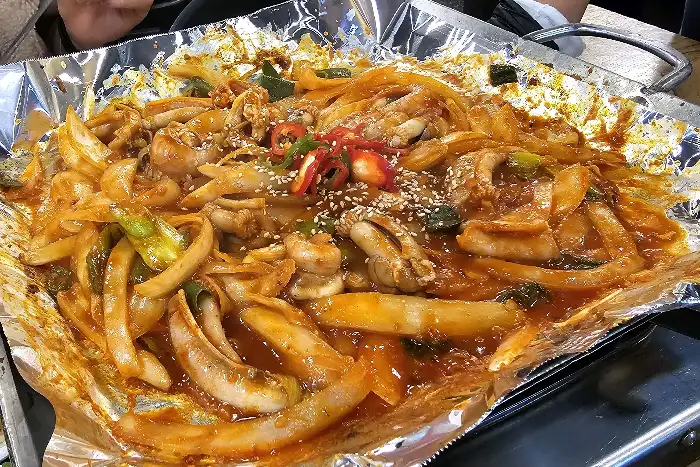 신선한 꼼장어 구이
