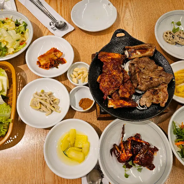 식탁 위에 차려진 다양한 반찬과 고기
