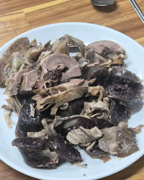 김이 모락모락 나는 뜨끈한 칼국수 한 그릇
