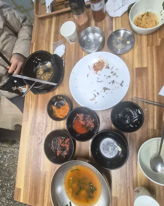 테이블 위에 놓인 푸짐한 수육과 칼국수