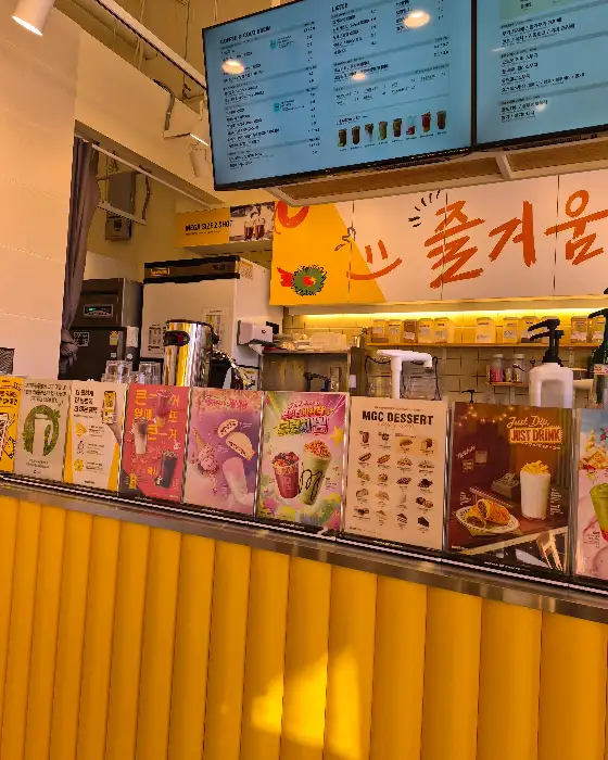 메가커피 내부 모습, 메뉴판과 디저트 사진