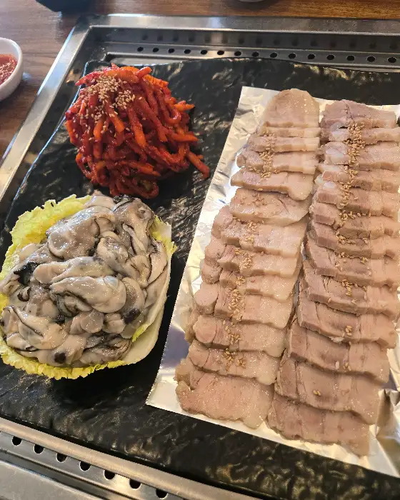 보쌈, 굴, 김치와 함께 나온 굴돌솥밥
