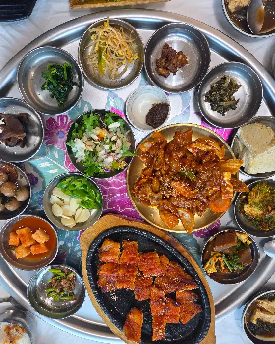 푸짐하게 담긴 더덕구이