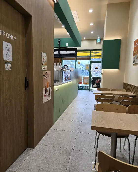 카페 내부 통로