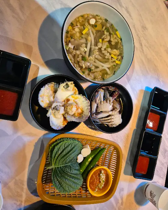 두툼하게 썰린 모듬회와 신선한 해산물 한상 차림