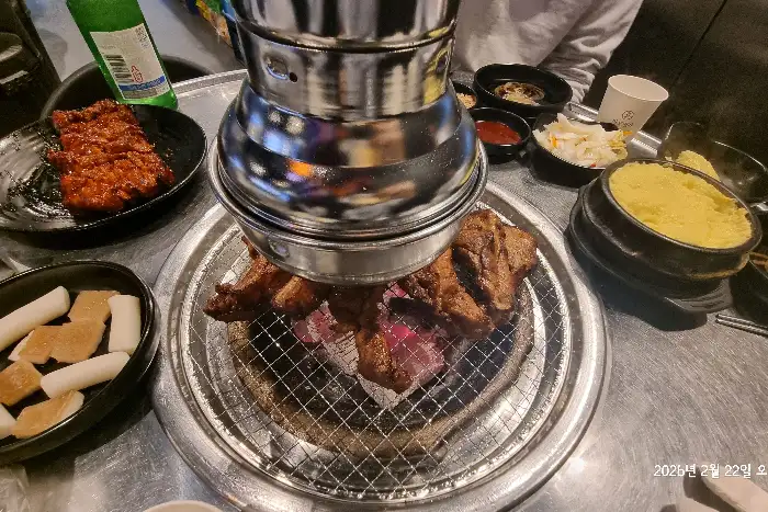 식탁에 차려진 다양한 음식들, 푸짐한 한상차림