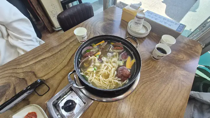 따뜻한 국물의 칼국수 한 솥
