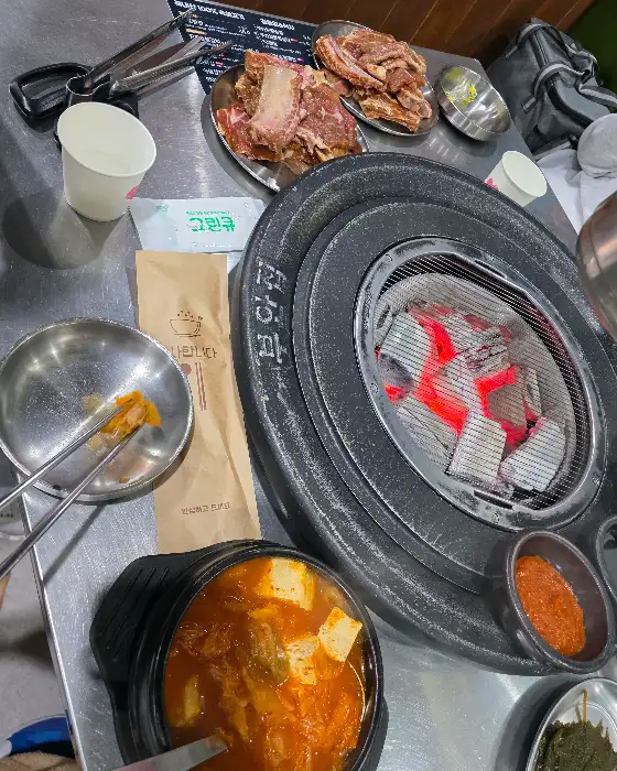 숯불과 함께 나온 김치찌개