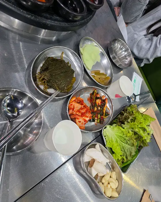 테이블에 준비된 쌈장, 마늘, 쌈채소