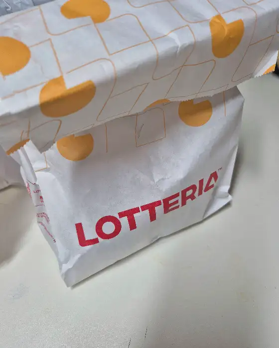 롯데리아 로고가 인쇄된 포장 봉투