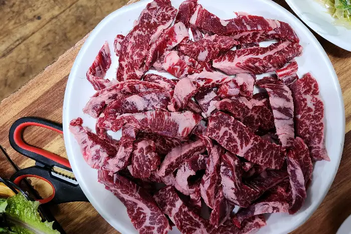 먹기 좋게 썰어진 갈비살