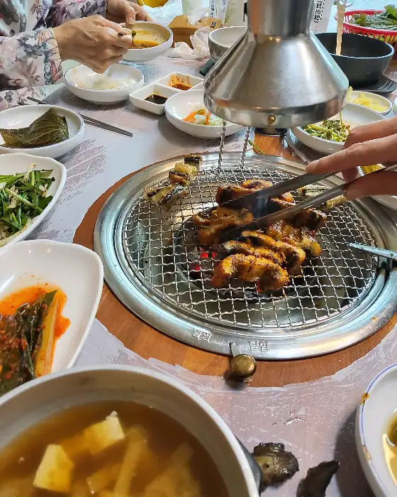 장어구이와 밑반찬