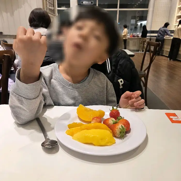 접시에 담긴 과일과 디저트
