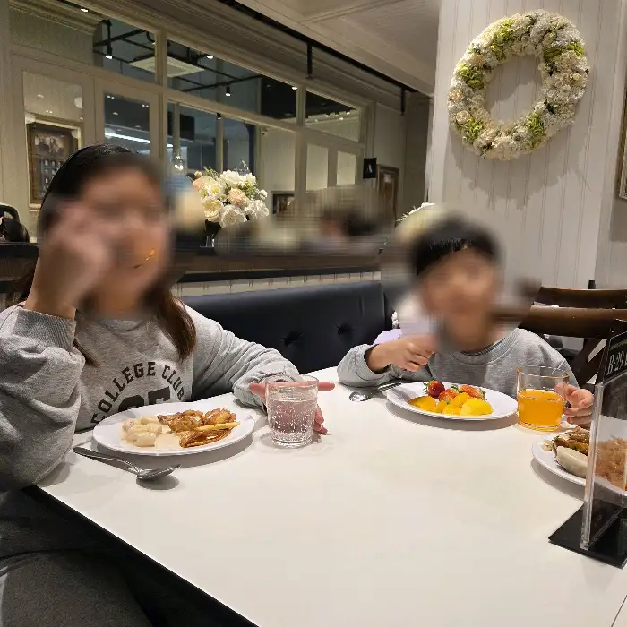 테이블에 앉아 식사하는 사람들