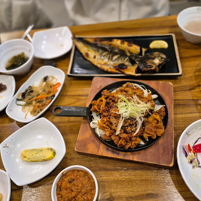 식탁에 차려진 푸짐한 생선구이와 밥
