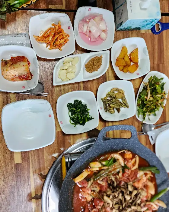 다양한 밑반찬이 차려진 식탁 모습