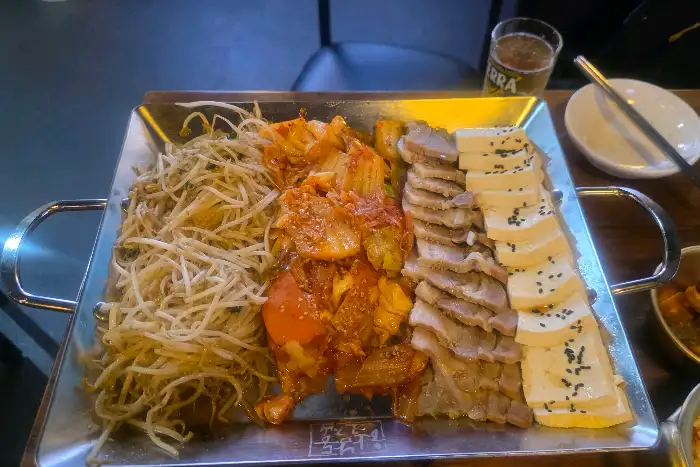 김치, 숙주나물, 고기와 함께 푸짐하게 나온 구성