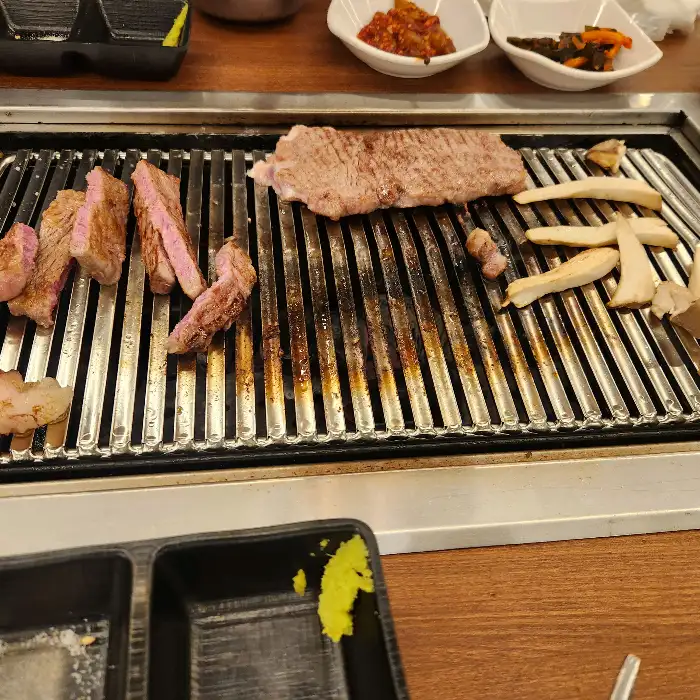 먹음직스럽게 구워진 소고기와 장어