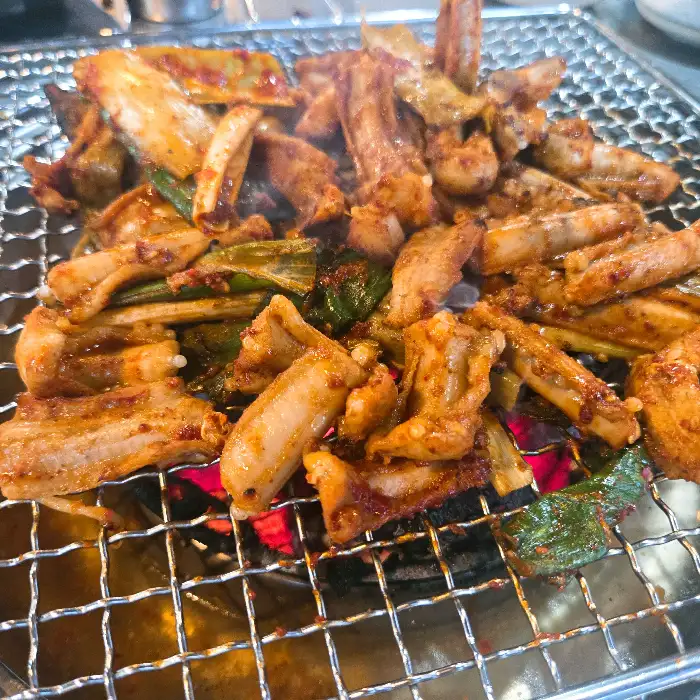 양념 꼼장어가 숯불 위에서 맛있게 익고 있는 모습