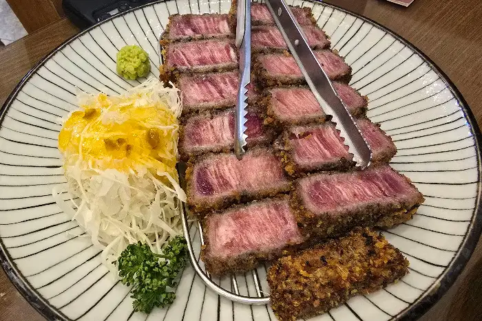 두툼하고 신선한 규카츠 단면