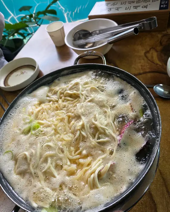 보글보글 끓고 있는 칼국수