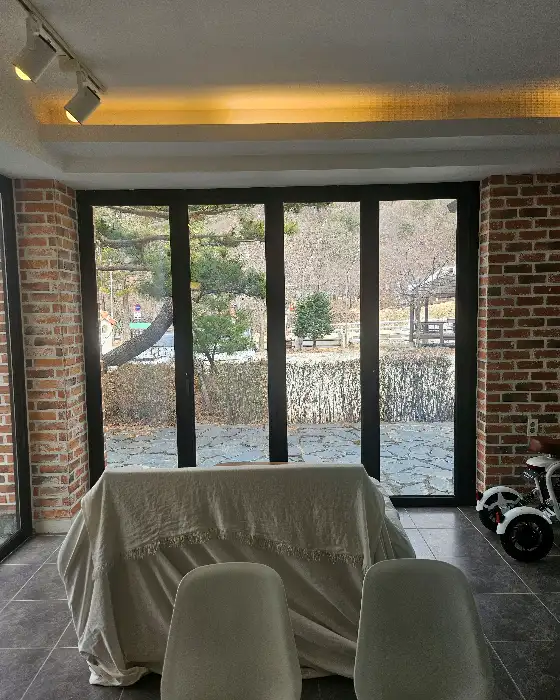 카페 내부 창밖 풍경