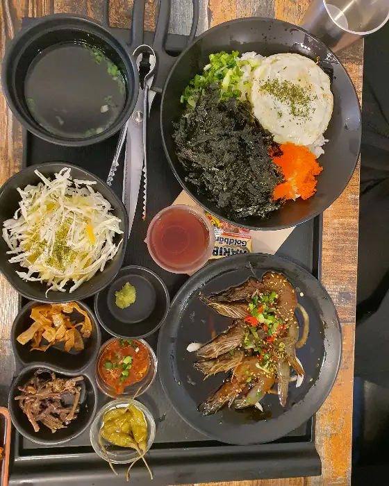 개인 정식으로 깔끔하게 차려진 상차림