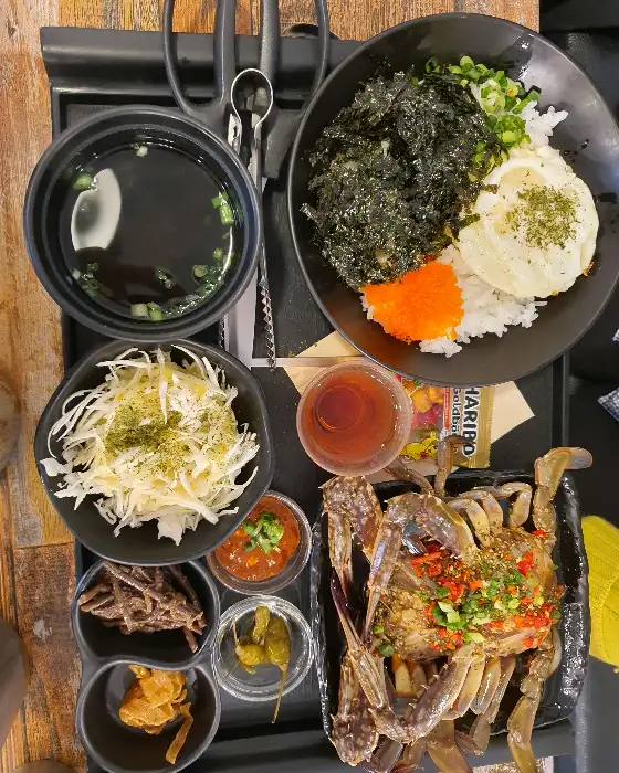 푸짐하게 차려진 게장 정식 상차림