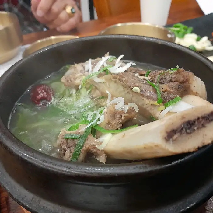 부드러운 갈비가 가득한 갈비탕