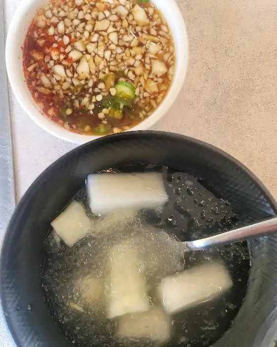 깔끔한 양념 소스와 시원한 동치미 국물