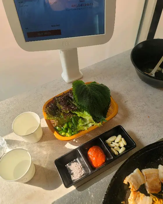 다양한 쌈 채소와 양념장, 마늘