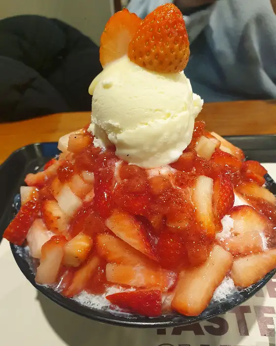 신선한 딸기가 듬뿍 올라간 딸기 설빙