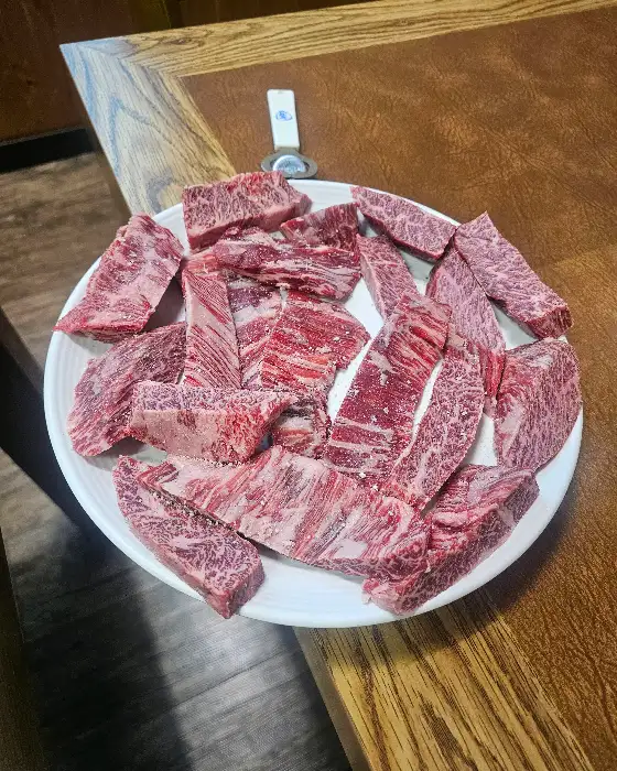 접시 가득 담긴 신선한 생 소고기