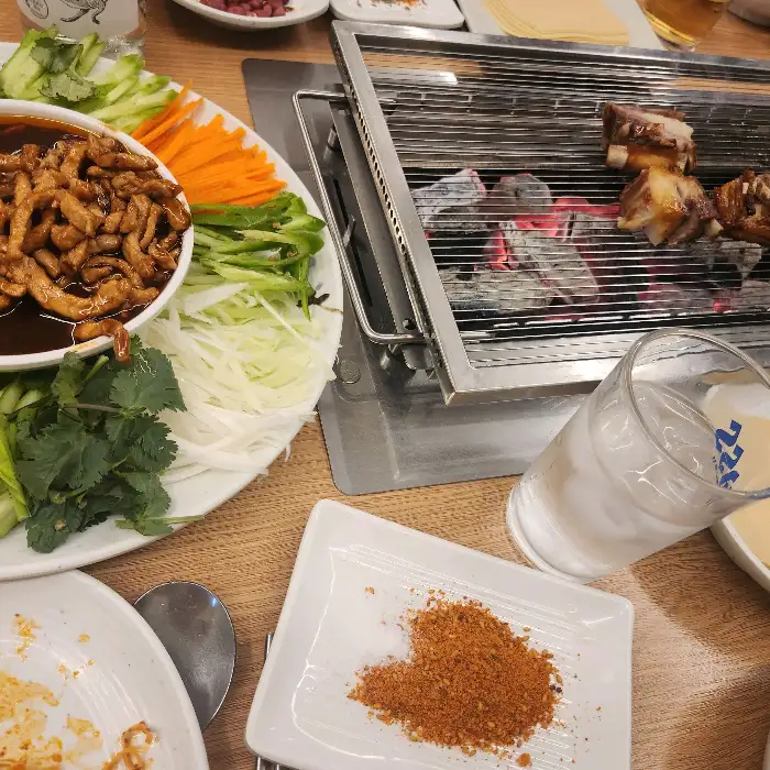 신선한 채소와 함께 제공된 고기