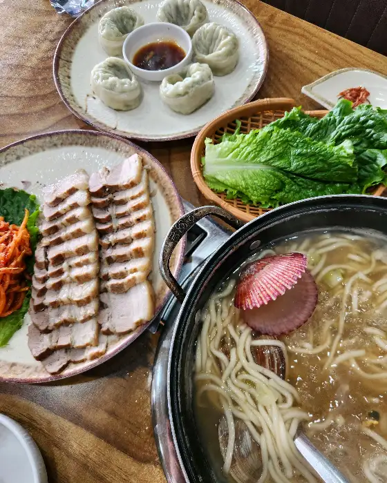 푸짐한 해물과 면발이 어우러진 해물칼국수