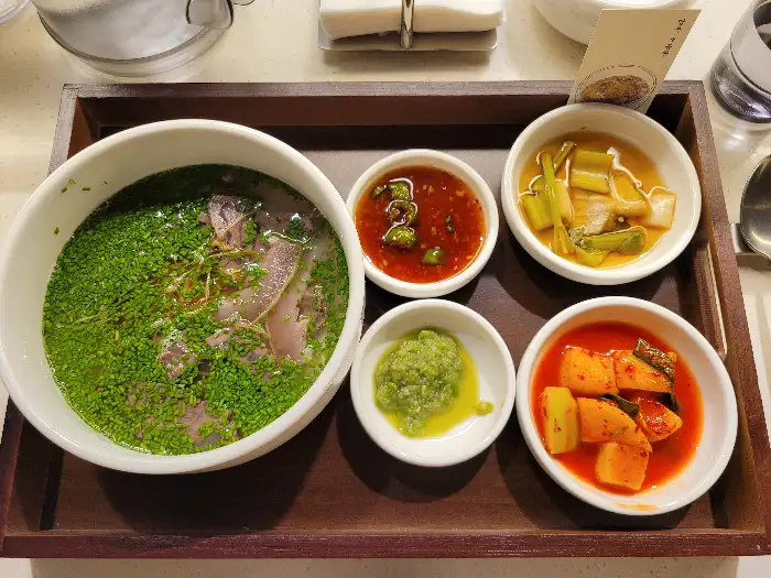 정갈하게 차려진 곰탕 한상