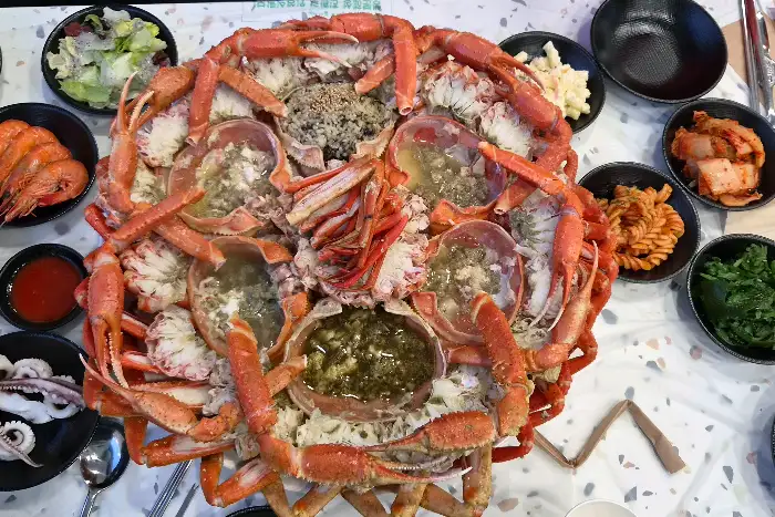 푸짐한 홍게와 다양한 곁들임