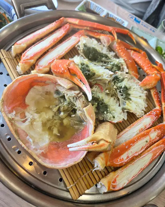 꽉 찬 살을 자랑하는 찜 대게