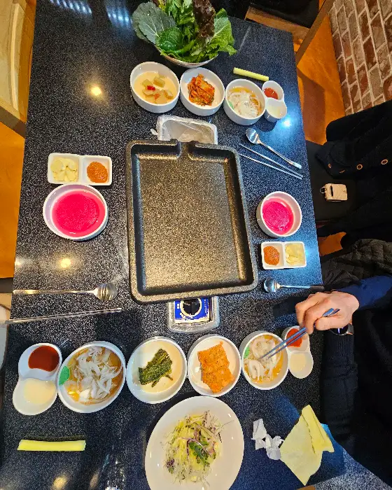 다양한 종류의 채소와 소스, 그리고 메인 요리