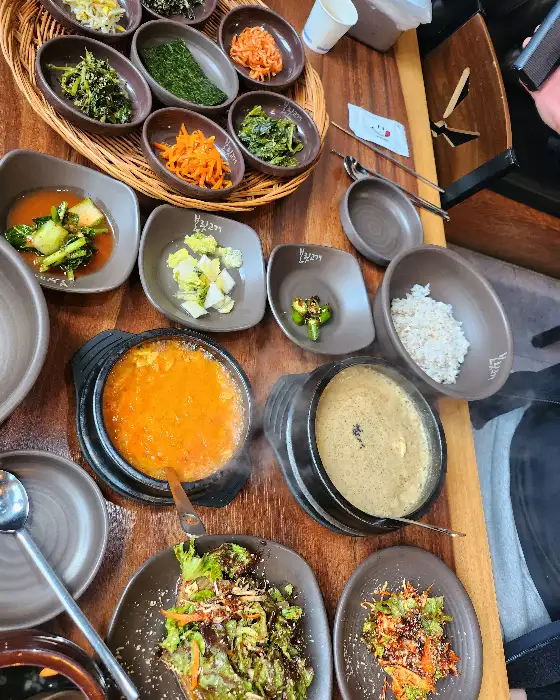 식탁 가득 차려진 보리밥 정식 한 상