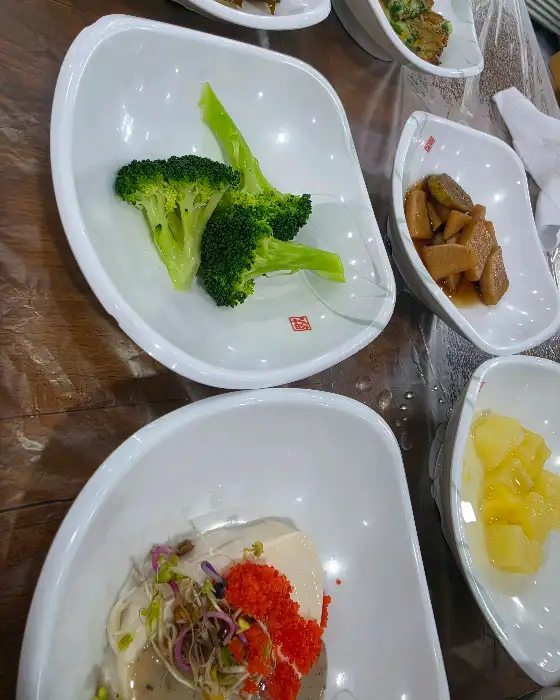 몇 가지 반찬이 담긴 흰색 그릇들