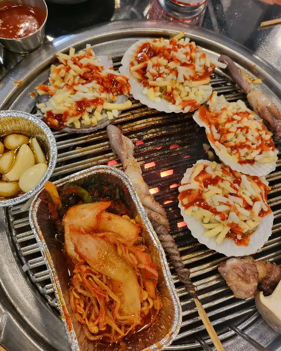 가리비, 조개, 문어다리 등이 함께 구워지는 불판