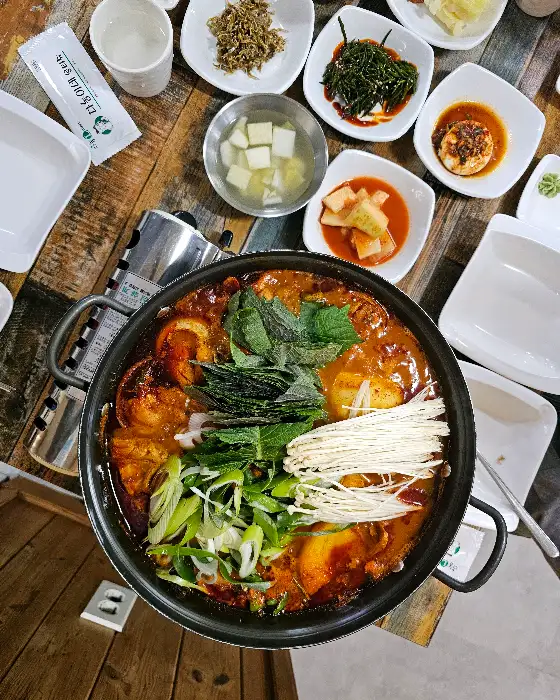 알탕과 함께 나온 다양한 밑반찬